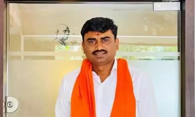 રાજકોટ ભાજપ પ્રમુખ અલ્પેશ ઢોલરિયા, છેતરપિંડીના આક્ષેપો અને પાર્ટી ફંડમાં નાણાં જમા થવા અંગેના વિવાદ પર પ્રતિક્રિયા આપી રહ્યા છે.