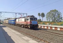 રાજકોટ અને પોરબંદર વચ્ચે નવી ટ્રેન સેવાને લીલી ઝંડી આપતા કેન્દ્રીય પ્રધાન મનસુખ માંડવિયા અને અન્ય મહાનુભાવો.