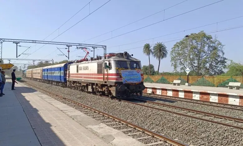 રાજકોટ અને પોરબંદર વચ્ચે નવી ટ્રેન સેવાને લીલી ઝંડી આપતા કેન્દ્રીય પ્રધાન મનસુખ માંડવિયા અને અન્ય મહાનુભાવો.