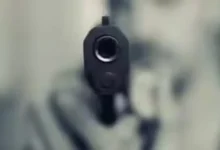 રાજકોટમાં પત્નીની પતિએ હત્યા કરી હતી તેમાં ફાયરિંગના CCTV સામે આવ્યા છે. રાજકોટમાં પતિએ પહેલા પત્નીને ગોળી અને બાદમાં પોતાને પણ ગોળી ખાઈને આત્મહત્યા કરી લીધી