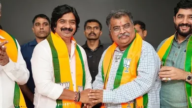 મનસે છોડીને ભાજપમાં જોડાયેલા અભિનેતા રમેશ પરદેશી અન્ય ભાજપ નેતાઓ સાથે.