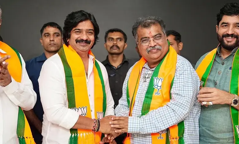 મનસે છોડીને ભાજપમાં જોડાયેલા અભિનેતા રમેશ પરદેશી અન્ય ભાજપ નેતાઓ સાથે.