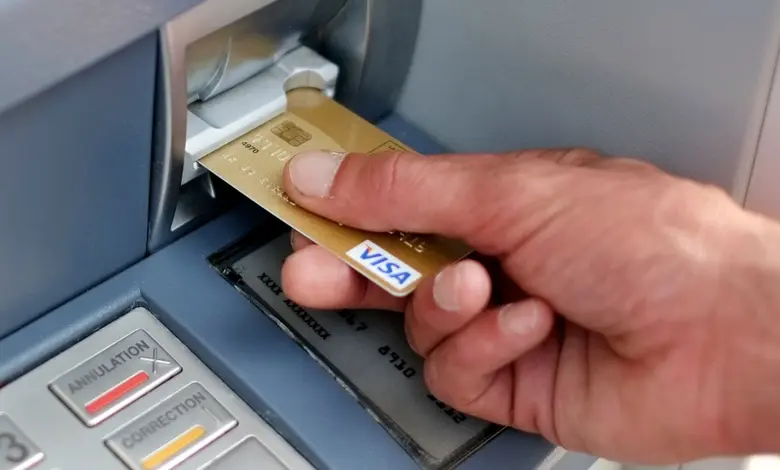 આજકાલના ડિજિટલ વર્લ્ડમાં લોકો બેંકમાં જવાને બદલે ઓનલાઈન કે પછી એટીએમમાંથી જઈને પૈસા કઢાવતા થઈ ગયા છે. પરંતુ ઘણી વખત એવું થાય છે કે એટીએમમાંથી પૈસા