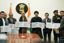 '120 બહાદુર'ના મેકર્સે રેઝાંગ લાના વીરોનું કર્યું સન્માન: રાજનાથ સિંહેના હસ્તે કરાવ્યું આ વસ્તુનું અનાવરણ