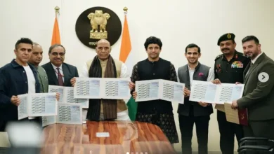 '120 બહાદુર'ના મેકર્સે રેઝાંગ લાના વીરોનું કર્યું સન્માન: રાજનાથ સિંહેના હસ્તે કરાવ્યું આ વસ્તુનું અનાવરણ