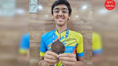 બોરિવલીના રિશીત પુરાણી ISSO સ્કેટિંગ સ્પર્ધામાં બ્રોન્ઝ મેડલ જીતીને ઉભેલો