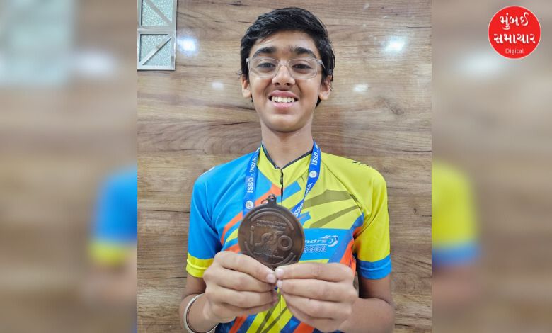 બોરિવલીના રિશીત પુરાણી ISSO સ્કેટિંગ સ્પર્ધામાં બ્રોન્ઝ મેડલ જીતીને ઉભેલો