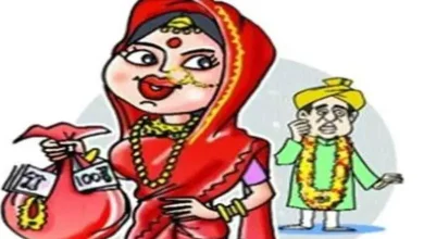 લૂંટેરી દુલ્હન ગેંગના સભ્યો, જેમાં એક યુવતી અને કેટલાક પુરુષો લગ્નના નામે છેતરપિંડી કરતા હોય તેવું દ્રશ્ય. પૈસા અને દાગીના સાથે યુવાનને ફસાવવાની ઘટના દર્શાવતી તસવીર.