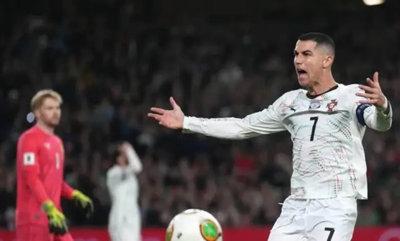 ક્રિસ્ટિયાનો રોનાલ્ડો મેદાનમાંથી બહાર નીકળતી વખતે પ્રેક્ષકો સામે કટાક્ષમાં તાળીઓ પાડીને અને થમ્બ્સ-અપ કરીને જઈ રહ્યો છે.