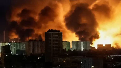 મુખ્ય છબી માટે: રશિયાએ કરેલા આ વર્ષના સૌથી મોટા હુમલા પછી યુક્રેનના ટેર્નોપિલમાં રહેણાંક મકાન પાસે બચાવ કાર્યકર્તાઓ.