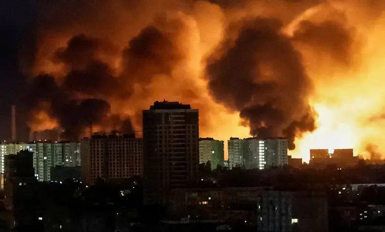 મુખ્ય છબી માટે: રશિયાએ કરેલા આ વર્ષના સૌથી મોટા હુમલા પછી યુક્રેનના ટેર્નોપિલમાં રહેણાંક મકાન પાસે બચાવ કાર્યકર્તાઓ.