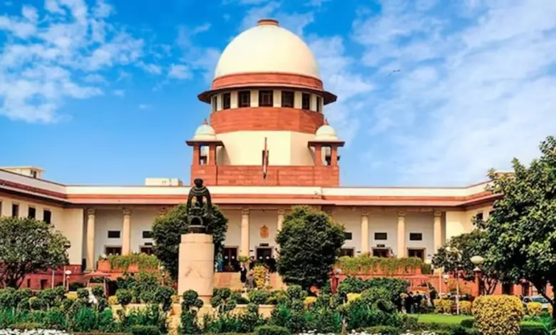 સુપ્રીમ કોર્ટમાં SIR પ્રક્રિયા પર વિવાદ અંગેની સુનાવણી, જ્યાં રાજકીય પક્ષોએ ચૂંટણી પંચની પ્રક્રિયાને પડકારી છે.