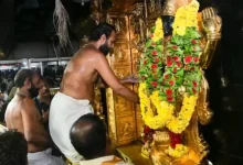 શબરીમાલા મંદિરમાં સોનું ગુમ થવાના કેસની તપાસ કરતી SIT અધિકારીઓ સાથે TDBના પૂર્વ પ્રમુખ એ. પદ્મકુમાર.