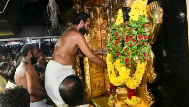 શબરીમાલા મંદિરમાં સોનું ગુમ થવાના કેસની તપાસ કરતી SIT અધિકારીઓ સાથે TDBના પૂર્વ પ્રમુખ એ. પદ્મકુમાર.