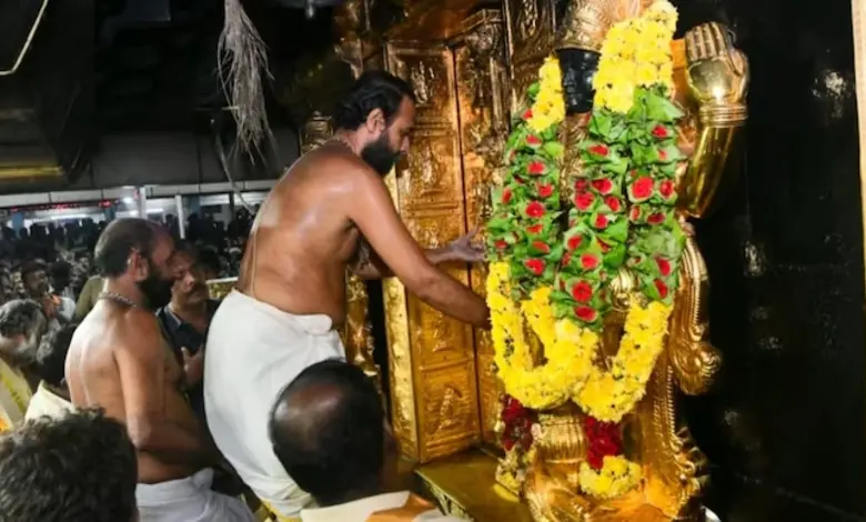 શબરીમાલા મંદિરમાં સોનું ગુમ થવાના કેસની તપાસ કરતી SIT અધિકારીઓ સાથે TDBના પૂર્વ પ્રમુખ એ. પદ્મકુમાર.