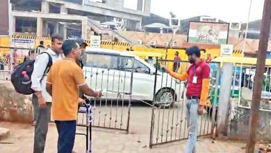 અમદાવાદના સાબરમતી રેલવે સ્ટેશનનો દરવાજો બંધ છે કારણ કે તાળાની ચાવી ગુમ છે