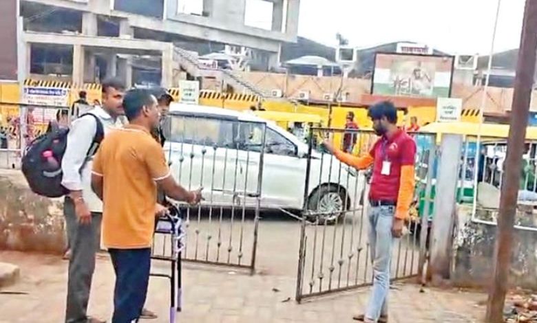 અમદાવાદના સાબરમતી રેલવે સ્ટેશનનો દરવાજો બંધ છે કારણ કે તાળાની ચાવી ગુમ છે