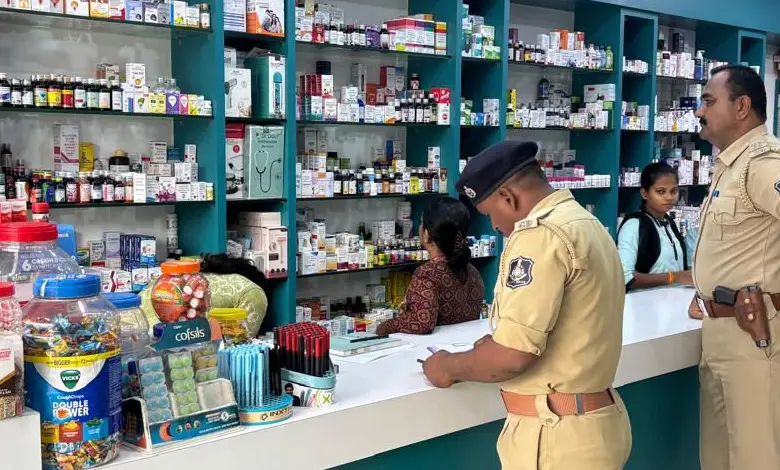 ડોક્ટરના પ્રિસ્ક્રિપ્શન વિના દવા વેચી તો ભારે પડશે: અમદાવાદમાં પોલીસની મેગા ડ્રાઇવ, મેડિકલ સ્ટોર્સ પાડ્યા દરોડા