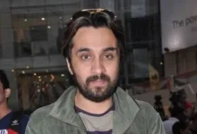 અભિનેત્રી શ્રદ્ધા કપૂરનો ભાઈ સિદ્ધાંત કપૂર મુંબઈ ક્રાઈમ બ્રાન્ચ ઑફિસે ડ્રગ્સ કેસના નિવેદન માટે જતો દેખાય છે.