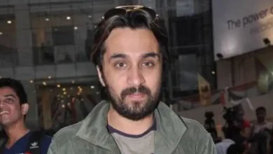 અભિનેત્રી શ્રદ્ધા કપૂરનો ભાઈ સિદ્ધાંત કપૂર મુંબઈ ક્રાઈમ બ્રાન્ચ ઑફિસે ડ્રગ્સ કેસના નિવેદન માટે જતો દેખાય છે.