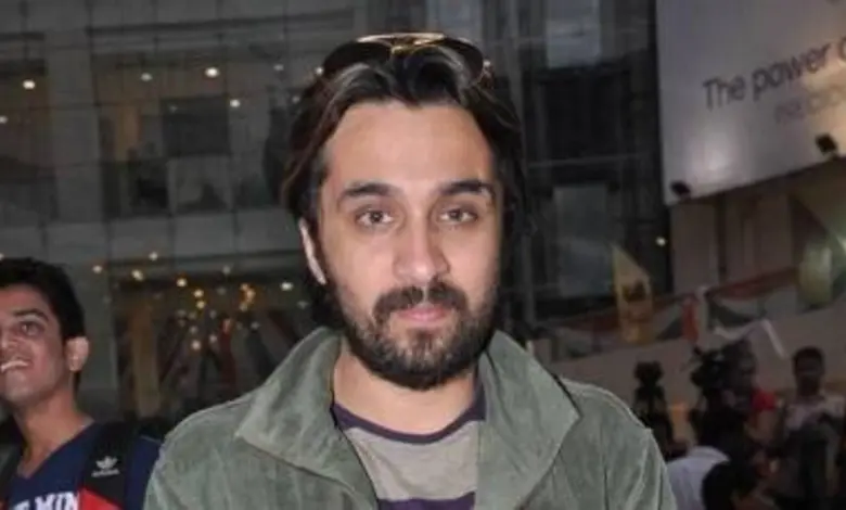 અભિનેત્રી શ્રદ્ધા કપૂરનો ભાઈ સિદ્ધાંત કપૂર મુંબઈ ક્રાઈમ બ્રાન્ચ ઑફિસે ડ્રગ્સ કેસના નિવેદન માટે જતો દેખાય છે.