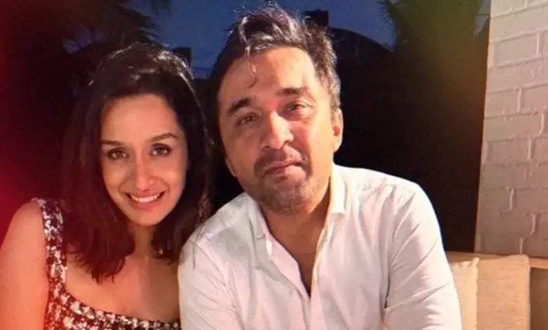 અભિનેત્રી શ્રદ્ધા કપૂરના ભાઈ સિદ્ધાર્થ કપૂરને મુંબઈ પોલીસે ડ્રગ્સ કેસમાં સમન્સ પાઠવ્યાનો ફોટો