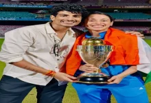 સ્મૃતિ મંધાના અને પલાશ મુચ્છળ, પલાશના હાથ પર સ્મૃતિના નામ અને જર્સી નંબર 'SM18' નું ટેટૂ, વર્લ્ડ કપ ટ્રોફી