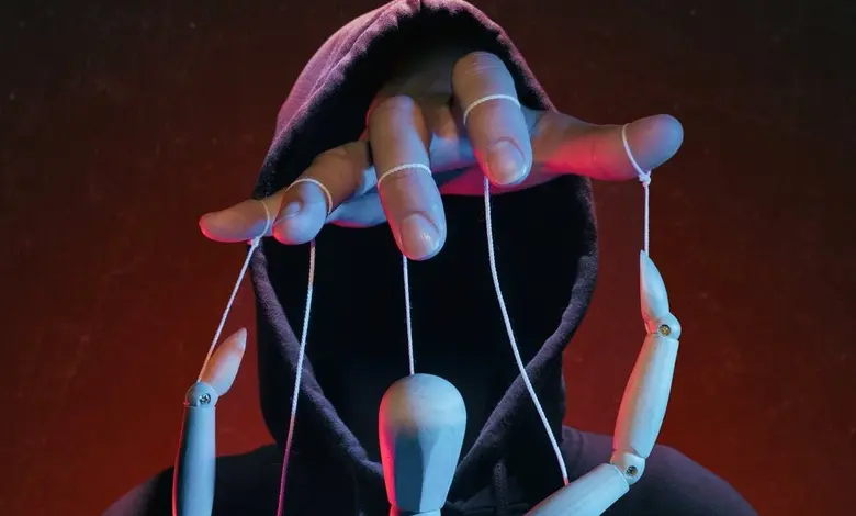 સુરતમાં એક ચોંકાવનારો બનાવ બન્યો છે. આ ઘટનાએ ફરી એકવાર સંબંધને શર્મસાર કર્યો છે. સુરતમાં એક જમાઈએ પોતાના સગા કાકા-સસરાને બ્લેકમેઈલ કરીને કરોડો રૂપિયા માંગ્યા હોવાનું પ્રકાશમાં આવ્યું છે. કન્સ્ટ્રક્શનના વ્યવસાય સાથે સંકળાયેલા કાકા સસરાને ભત્રીજીના