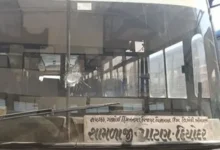 પાટણના શિહોરી હાઇવે પર પથ્થરમારામાં નુકસાન પામેલી ગુજરાત ST (GSRTC) બસનો તૂટેલો કાચ.