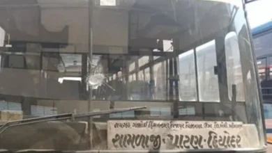પાટણના શિહોરી હાઇવે પર પથ્થરમારામાં નુકસાન પામેલી ગુજરાત ST (GSRTC) બસનો તૂટેલો કાચ.