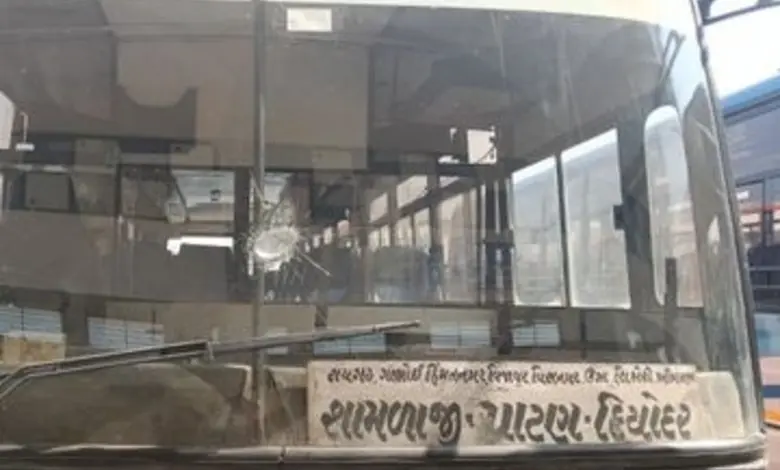 પાટણના શિહોરી હાઇવે પર પથ્થરમારામાં નુકસાન પામેલી ગુજરાત ST (GSRTC) બસનો તૂટેલો કાચ.