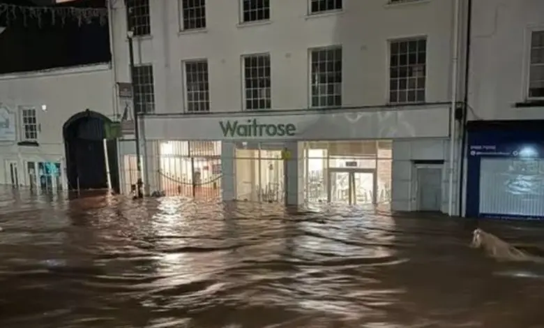 યુકેમાં ક્લાઉડિયા વાવાઝોડાના કારણે મોનમાઉથમાં વ્યાપક પૂર આવ્યું છે. આ વાવાઝોડું ભારે વરસાદ અને પૂરનું કારણ બન્યું છે, જેના કારણે કટોકટી સેવાઓએ રાહત અને બચાવ કાર્યો શરૂ કર્યા