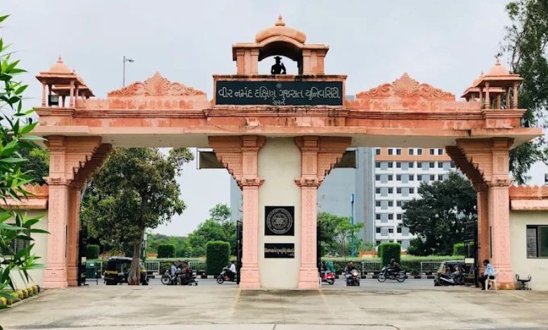 સુરતમાં 'ChatGPT' કૌભાંડ: સ્માર્ટવોચ દ્વારા AI નો ઉપયોગ કરીને વિદ્યાર્થીઓ ચોરી કરતાં પકડાયા!