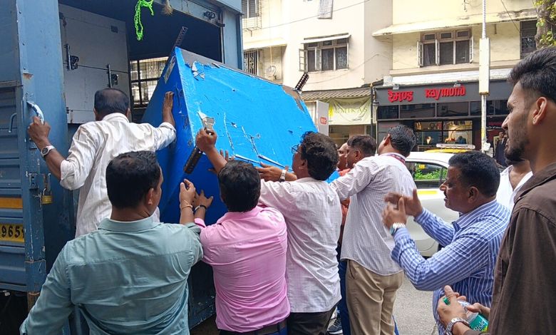 કોલાબા કોઝવેમાં ૬૭ ગેરકાયદે ફેરિયા વિરુદ્ધ સુધરાઈ એક્શનમાં