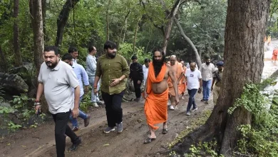 જૂનાગઢમાં ગિરનારની લીલી પરિક્રમા કમોસમી વરસાદને કારણે બંધ રાખવામાં આવી છે. જિલ્લા કલેક્ટર દ્વારા સત્તાવાર જાહેરાત કરવામાં આવી હતી તેમ છતાં પણ લાખો ભક્તોનું ઘોડાપૂર