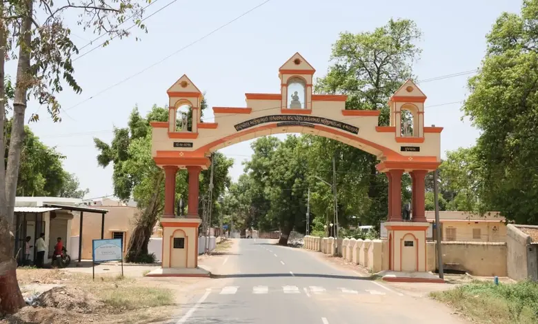 બનાસકાંઠાના દાંતીવાડા તાલુકામાં આવેલા ગોઢ ગામે ઠાકોર સમાજના આગેવાનો દ્વારા મહત્વના નિર્ણયો લેવામાં આવ્યાં છે. ઠાકોર સમાજની આ બેઠકમાં ગામના વડીલો,