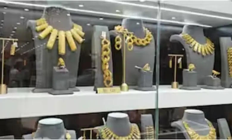 થાણે જિલ્લામાં ઝવેરી સાથે 27.5 લાખ રૂપિયાની છેતરપિંડી આચરવા બદલ પોલીસે ભાયંદરના શખસની ધરપકડ કરી હતી.