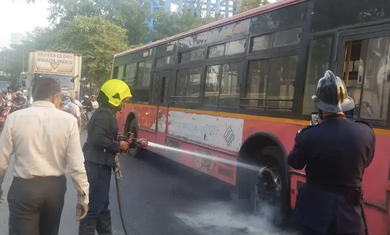થાણેમાં ધુમાડો નીકળતા રોકાયેલી બસ અને તેના પર પાણી છાંટતા ફાયર બ્રિગેડના જવાનો