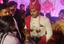 વરમાળા વખતે જ ધમાલ: વરરાજા બીજી વાર લગ્ન કરવા ગયો, પહેલી પત્ની પોલીસ સાથે પહોંચી અને લગ્ન અટકાવ્યા!