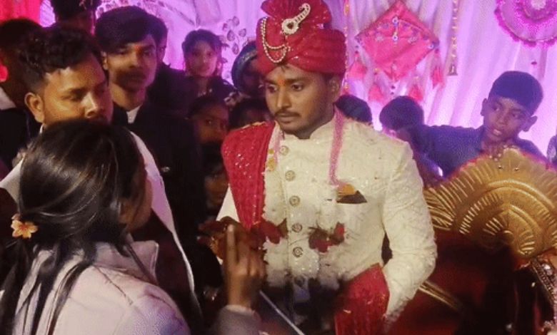 વરમાળા વખતે જ ધમાલ: વરરાજા બીજી વાર લગ્ન કરવા ગયો, પહેલી પત્ની પોલીસ સાથે પહોંચી અને લગ્ન અટકાવ્યા!