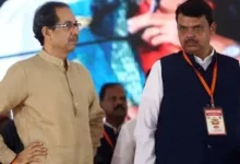 મહારાષ્ટ્રના પૂર્વ મુખ્યમંત્રી ઉદ્ધવ ઠાકરે ખેડૂતોને સંબોધિત કરી રહ્યા છે અને દેવેન્દ્ર ફડણવીસની ખુરશી અંગે ટીપ્પણી કરી રહ્યા છે.