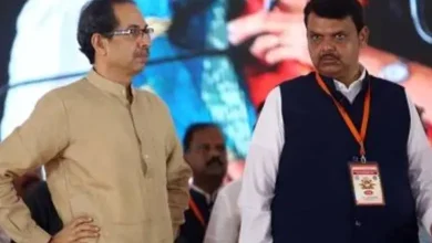 મહારાષ્ટ્રના પૂર્વ મુખ્યમંત્રી ઉદ્ધવ ઠાકરે ખેડૂતોને સંબોધિત કરી રહ્યા છે અને દેવેન્દ્ર ફડણવીસની ખુરશી અંગે ટીપ્પણી કરી રહ્યા છે.