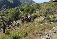 ઉત્તરાખંડના ટિહરીમાં બસ અકસ્માત પછી બચાવ કામગીરીનું દ્રશ્ય, જ્યાં બસ ખીણમાં પડી હતી.