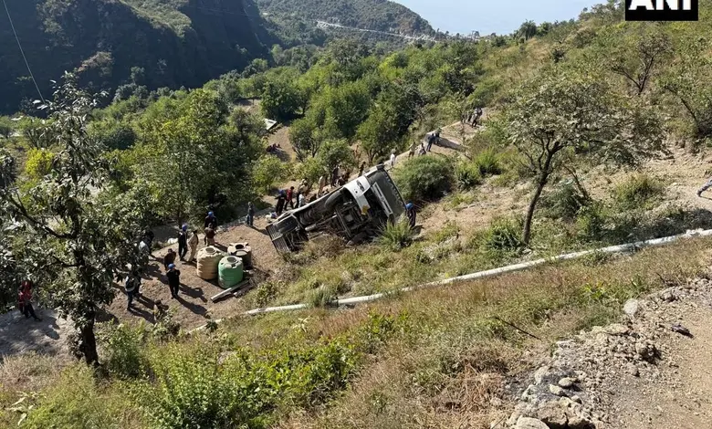 ઉત્તરાખંડના ટિહરીમાં બસ અકસ્માત પછી બચાવ કામગીરીનું દ્રશ્ય, જ્યાં બસ ખીણમાં પડી હતી.