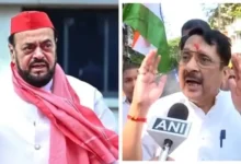 ભાજપના કાર્યકરો મુંબઈમાં સમાજવાદી પાર્ટીના નેતા અબુ આઝમીના નિવાસસ્થાન બહાર વંદે માતરમનું પઠન કરીને વિરોધ કરી રહ્યા છે.