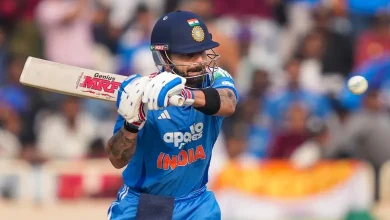 ક્રિકેટર વિરાટ કોહલી સાઉથ આફ્રિકા સામે વન-ડે મેચમાં સદી ફટકાર્યા બાદ ખુશ થઈને બૅટ ઊંચું કરીને દર્શકોને અભિવાદન કરી રહ્યો છે.