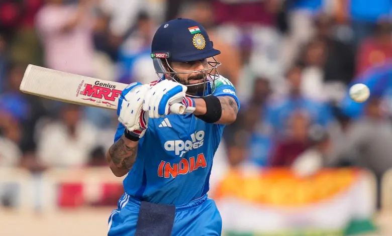 ક્રિકેટર વિરાટ કોહલી સાઉથ આફ્રિકા સામે વન-ડે મેચમાં સદી ફટકાર્યા બાદ ખુશ થઈને બૅટ ઊંચું કરીને દર્શકોને અભિવાદન કરી રહ્યો છે.