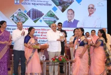 ગુજરાતના ૧૬ શહેરોના સ્વદેશી મેળામાં 'વોકલ ફોર લોકલ'ના ઉત્સાહથી ₹૧૦ કરોડથી વધુનું વેચાણ દર્શાવતો ફોટો.