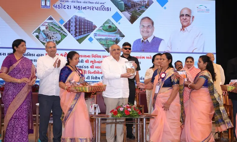 ગુજરાતના ૧૬ શહેરોના સ્વદેશી મેળામાં 'વોકલ ફોર લોકલ'ના ઉત્સાહથી ₹૧૦ કરોડથી વધુનું વેચાણ દર્શાવતો ફોટો.