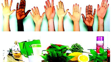 આરોગ્ય પ્લસઃ શરીરને પજવતા ચામડીના હઠીલા રોગચામડી એ આપણા શરીરનું સહુથી મોટામાં મોટું અંગ છે. તે શરીરના હાડકાં, સ્નાયુઓ તેમ જ આંતરિક અંગોનું રક્ષણ કરવાનું મહત્ત્વનું કાર્ય કરે છે. તેમ જ ચામડી શરીરને બાહ્ય ચેપી વાતાવરણથી બચાવે છે અને શરીરની ઠંડી અને ગરમી સામે યોગ્ય રીતે રક્ષણ આપી શરીરના તાપમાનને સંતુલિત રાખે છે.